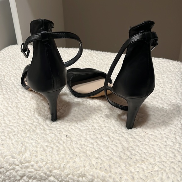 Vince Camuto - Picture 3 of 5